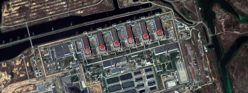 Ein Satellitenbild des AKW in Saporischschja. Kiew und Moskau beschuldigen sich weiterhin gegenseitig, Europas größtes Kernkraftwerk zu beschießen. - Foto: -/Maxar Technologies/AP/dpa