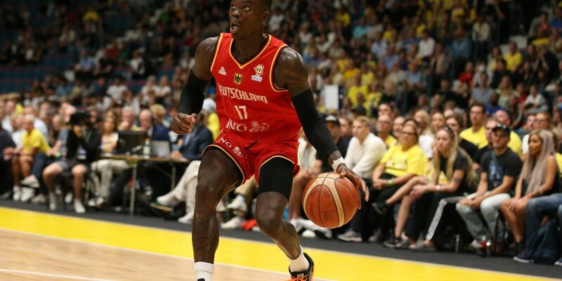Will mit dem deutschen Basketball-Nationalteam den WM-Titel: Dennis Schröder (r). - Foto: Matthias Stickel/dpa