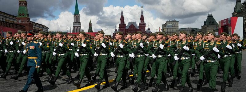 Russische Soldaten marschieren bei der Militärparade zum «Tag des Sieges» am 9. Mai durch Moskau. - Foto: Alexander Zemlianichenko/AP/dpa