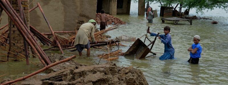 Pakistan litt im Juni unter ungewöhnlich starken Regenfällen, die zu der schlimmsten je aufgezeichneten Flutkatastrophe in dem südasiatischen Land geführt haben. - Foto: Zahid Hussain/AP/dpa