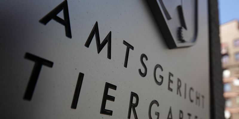 Vor dem Amtsgericht Tiergarten in Berlin muss sich ein Mann verantworten, der die Wohnung seiner Ex-Freundin geflutet haben soll. - Foto: Taylan Gökalp/dpa