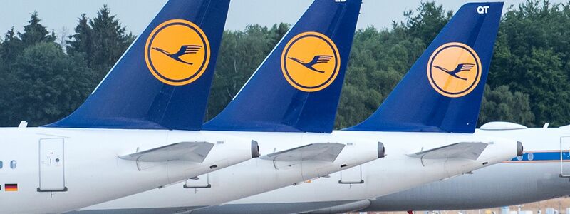 Lufthansa-Maschinen bleiben auf dem Boden. - Foto: Daniel Bockwoldt/dpa