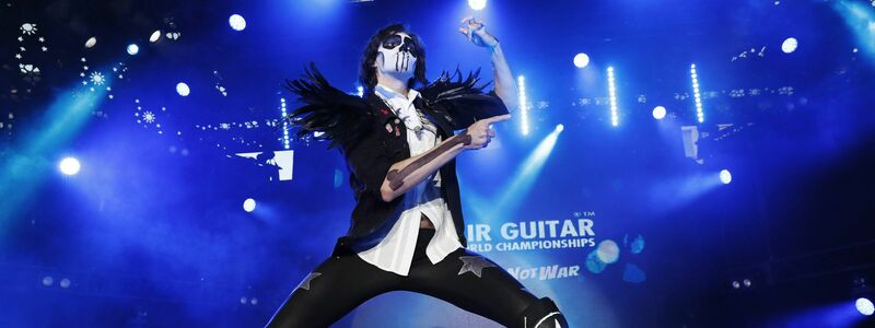 Heimsieg: Erstmals seit 25 Jahren gewinnt ein Finne die Luftgitarren-Weltmeisterschaft. - Foto: Eeva Riihelä/Lehtikuva/dpa