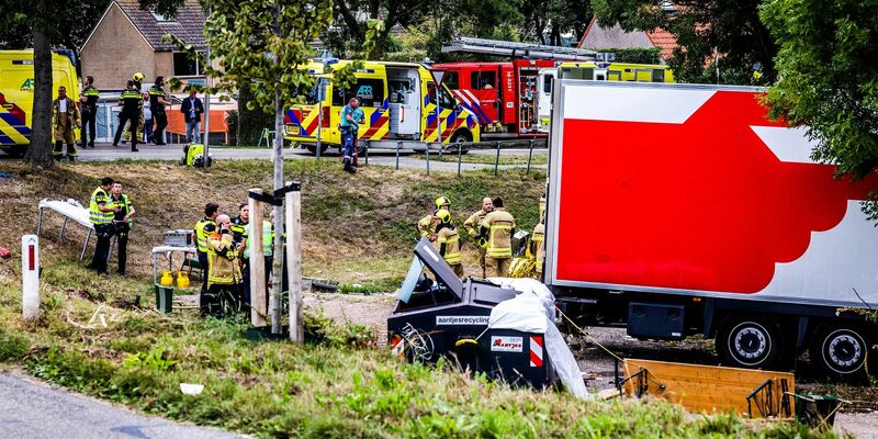 Rettungskräfte am Unfallort: Zehn Krankenwagen und ein Hubschrauber sind im Einsatz. - Foto: ANP/dpa