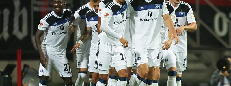 Zufriedene Spieler: Der Hamburger SV hat mit 2:0 beim 1. FC Nürnberg gewonnen. - Foto: Daniel Karmann/dpa
