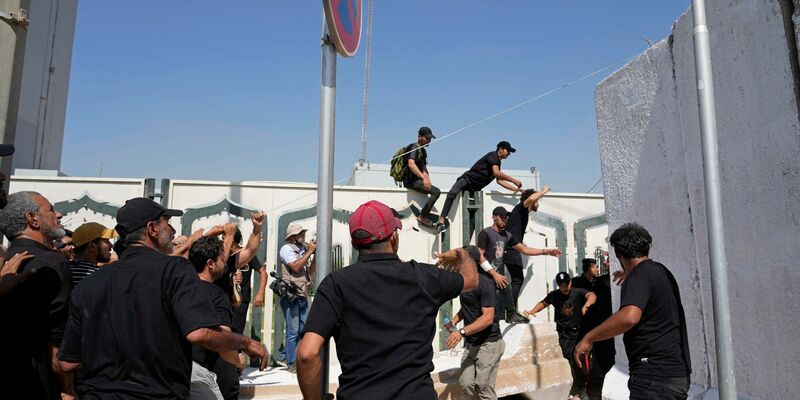 Sicherheitskräfte mussten zuletzt bereits vor der schwedischen Botschaft Wache stehen. Jetzt mussten sie vor der dänischen Botschaft eingreifen. - Foto: Hadi Mizban/AP/dpa