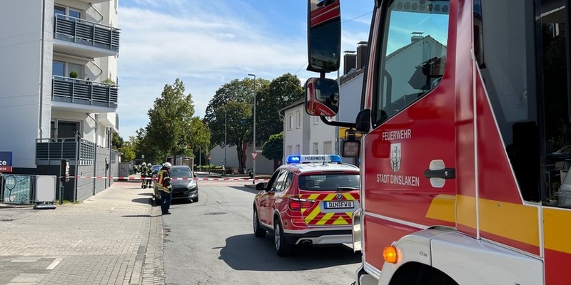 FW Dinslaken: Unbekannte Flüssigkeit löst mehrstündigen Feuerwehreinsatz aus - Foto: presseportal.de