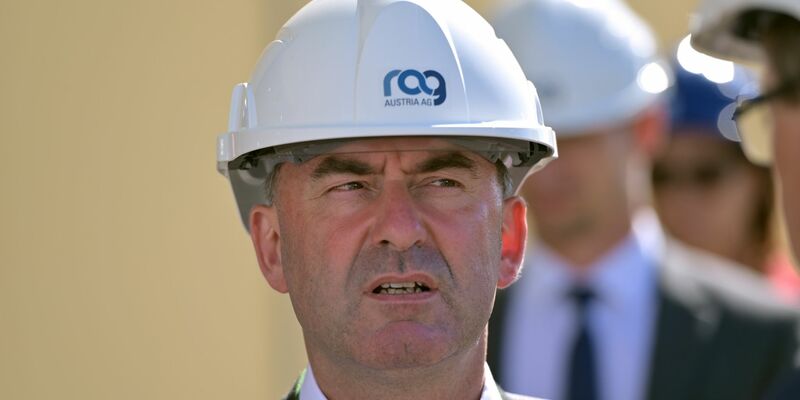 Hubert Aiwanger spricht beim Volksfest in Keferloh bei München. - Foto: Uwe Lein/dpa