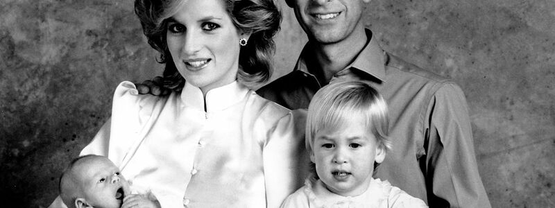 Prinzessin Diana und Prinz Charles  mit ihren Söhnen, Prinz William (r) und Prinz Harry 1984 inLondon. - Foto: --/AP/dpa