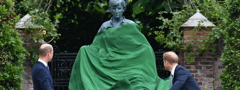 Die britischen Prinzen William (l) und Harry enthüllen 2021 eine Statue ihrer Mutter Diana im versunkenen Garten des Kensington Palastes. - Foto: Dominic Lipinski/PA Wire/dpa