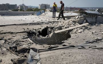 Russische Bomben trafen ein Viertel mit Einfamilienhäusern in Charkiw.  - Foto: Andrii Marienko/AP/dpa