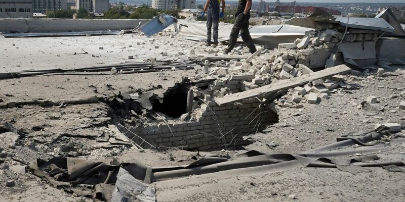 Die ukrainische Großstadt Charkiw war in der Nacht auf Karfreitag Ziel eines russischen Raketenangriffs. - Foto: Andrii Marienko/AP/dpa