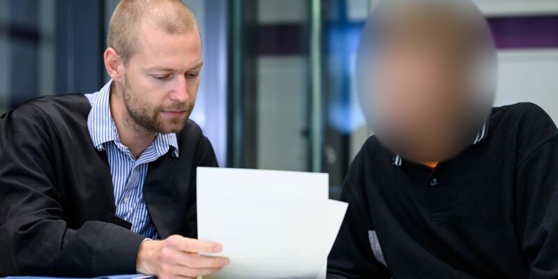 Der angeklagte Umweltaktivist mit seinem Rechtsanwalt Lukas Theune. - Foto: Bernd von Jutrczenka/dpa