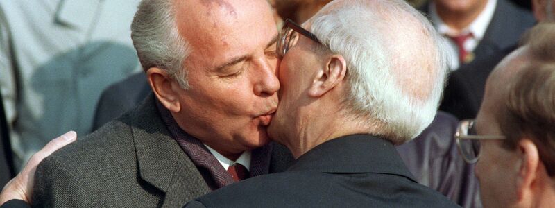 Der sowjetische Staats- und Parteichef Michail Gorbatschow (l) wird nach seiner Ankunft zu den Feierlichkeiten zum 40jährigen Staatsjubiläum der  DDR am 6. Oktober 1989 in Ost-Berlin von dem Staatsratsvorsitzenden Erich Honecker mit dem traditionellen Bruderkuss willkommen geheißen. - Foto: Wolfgang Kumm/dpa