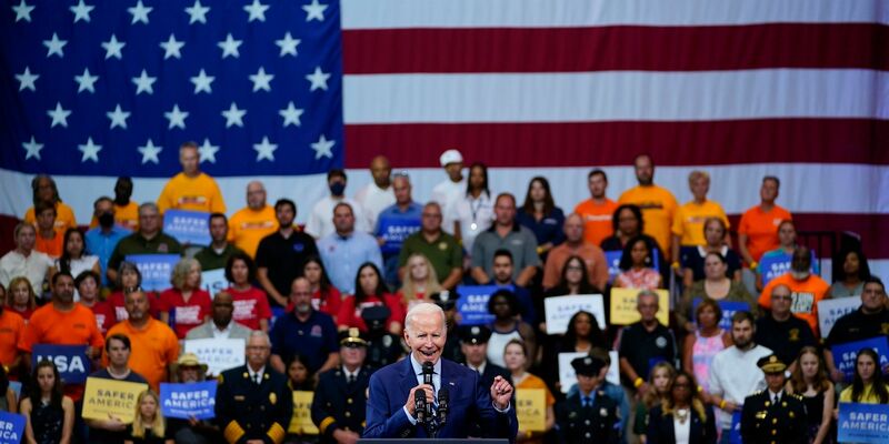 US-Präsident Joe Biden spricht vor der Independence Hall in Philadelphia. - Foto: Matt Slocum/AP/dpa
