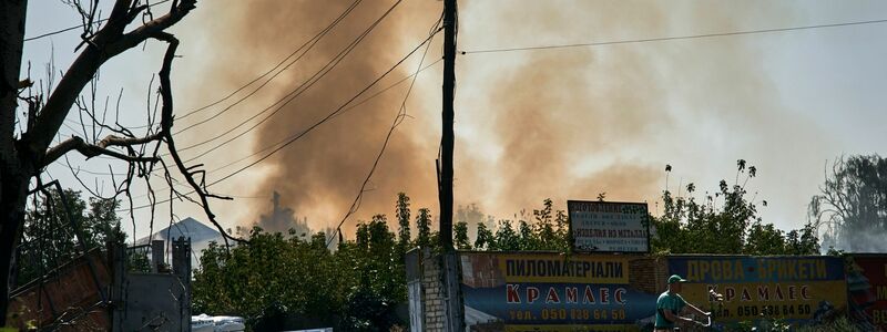 Nach Raketenangriffen in Bachmut steigt Rauch in den Himmel auf. - Foto: Kostiantyn Liberov/AP/dpa