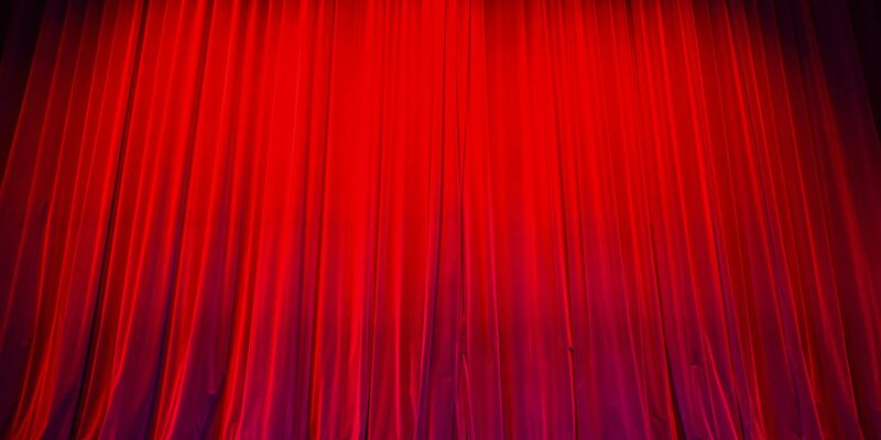 Der geschlossene Bühnenvorhang des Staatstheaters Cottbus. - Foto: Patrick Pleul/dpa-Zentralbild/dpa