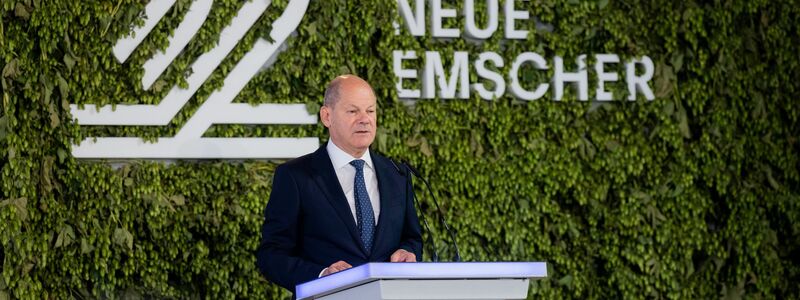 Bundeskanzler Olaf Scholz spricht beim Festakt zum Abschluss des Emscher-Umbaus. - Foto: Rolf Vennenbernd/dpa