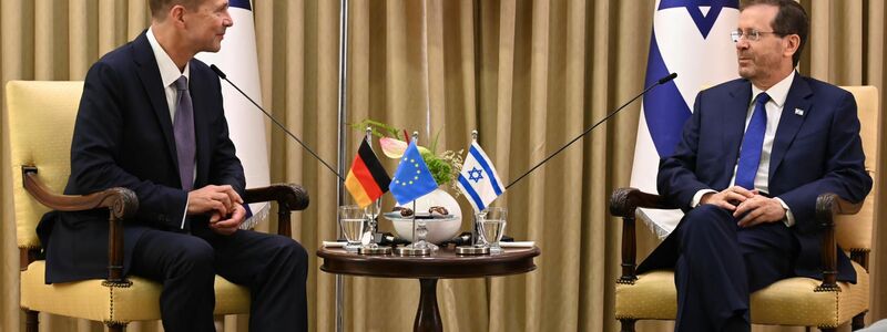 Israels Präsident Izchak Herzog (r) und Steffen Seibert, Botschafter von Deutschland in Israel, bei einem Treffen in Jerusalem. - Foto: Haim Zach/GPO/dpa