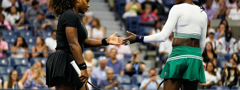Serena Williams () und Venus Williams während des Spiels. - Foto: Charles Krupa/AP/dpa