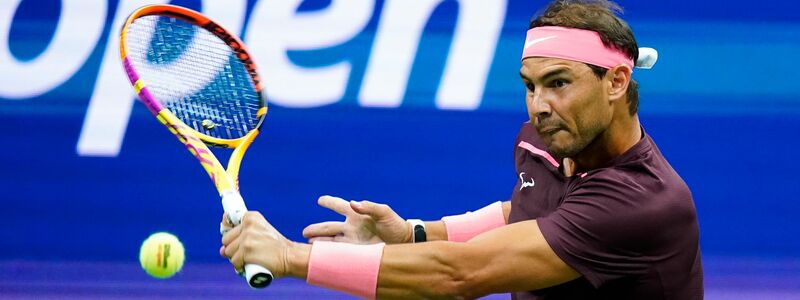 Der Spanier Rafael Nadal retourniert einen Schlag. - Foto: Frank Franklin II/AP/dpa