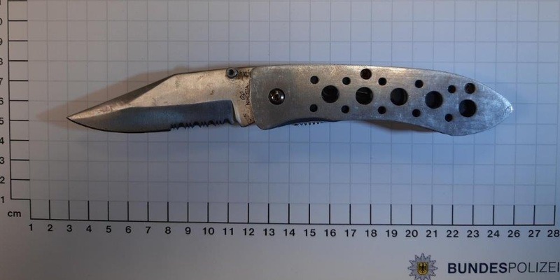 BPOL-HH: (FOTO) Bundespolizei am Hamburg Airport: verbotenes Butterflymesser führt zur Strafanzeige, 200 Euro Sicherheitsleistung - Foto: presseportal.de