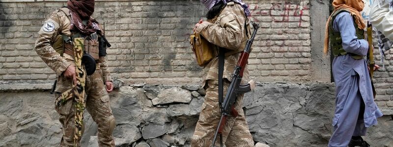 Bewaffnete Taliban-Kämpfer in Kabul (Symbolfoto). - Foto: Ebrahim Noroozi/AP/dpa