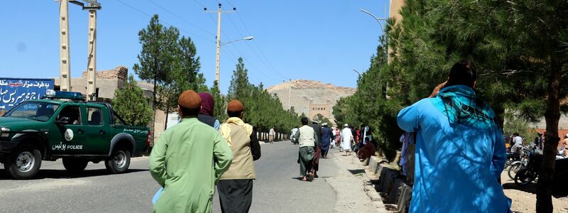 Menschen rennen zum Anschlagsort in der Provinz Herat. - Foto: Omid Haqjoo/AP/dpa
