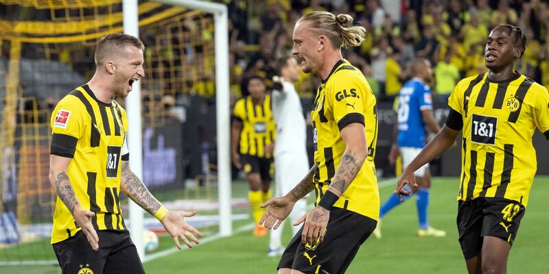 Die Leverkusener Spieler jubeln nach dem Slapstick-Eigentor von Gianluca Mancini. - Foto: Bernd Thissen/dpa