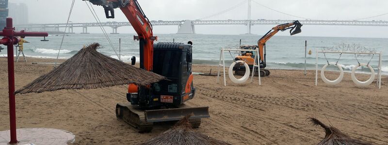 Vorbereitung auf Taifun «Hinnamnor»: Kran-Bagger bauen am Gwangalli-Strand in Südkorea Sonnenschirme ab. - Foto: -/YNA/dpa