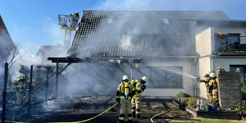 FW Xanten: Starke Rauchentwicklung durch Gebäudebrand - eine Person verletzt - Foto: presseportal.de