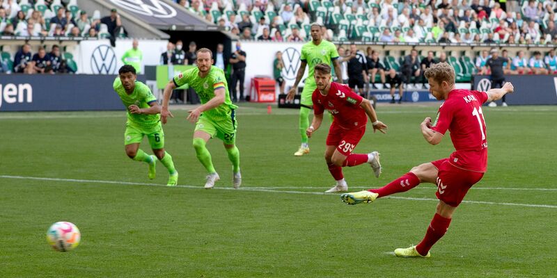 Wolfsburgs Kevin Paredes dreht nach seinem Ausgleichstor zum 1:1 zum Jubel ab. - Foto: Swen Pförtner/dpa