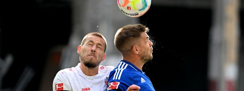 Schalkes Simon Terodde (r) im Kopfballduell mit Stuttgarts Waldemar Anton. - Foto: Marijan Murat/dpa