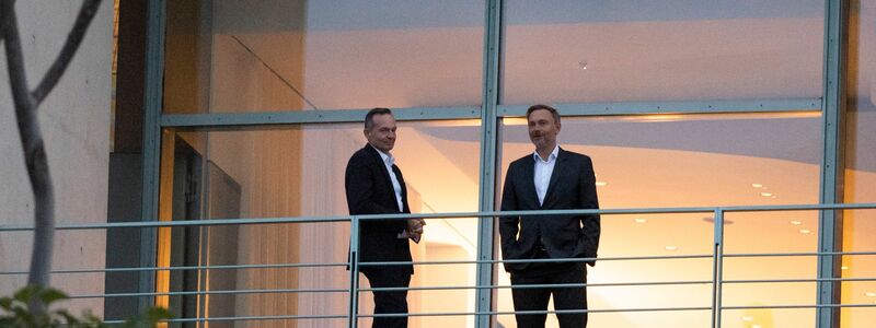 Pause: Verkehrsminister Volker Wissing und Finanzminister Christian Lindner unterhalten sich auf einem Balkon des Bundeskanzleramtes. - Foto: Christophe Gateau/dpa