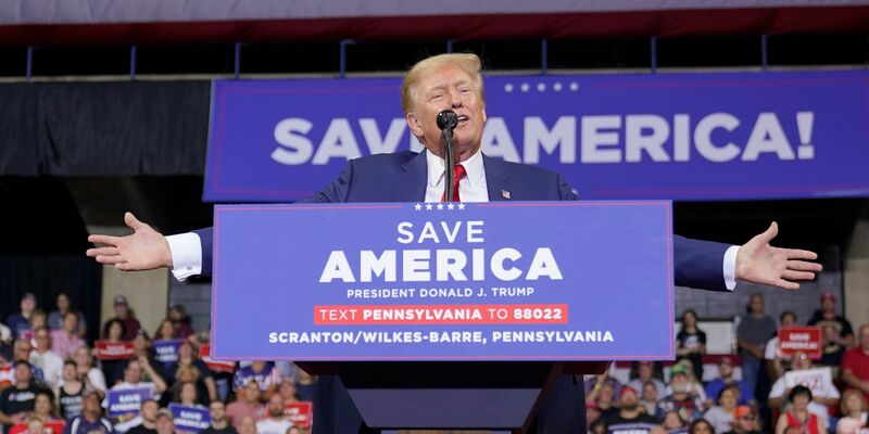 Der ehemalige US-Präsident Donald Trump darf laut Richterin sensible Beweise in dem Verfahren nicht öffentlich machen. - Foto: Mary Altaffer/AP/dpa