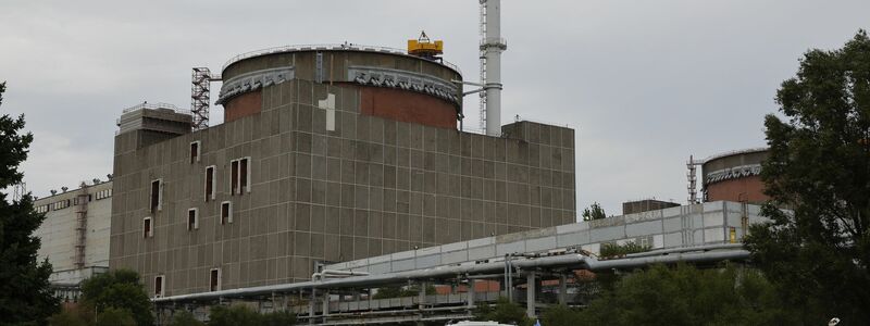 Eine Fahrzeugkolonne mit Mitgliedern der Internationalen Atomenergiebehörde (IAEA) trifft am 01.09.2022 im Kernkraftwerk Saporischschja ein. - Foto: Victor/XinHua/dpa