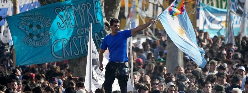 Tausende Anhänger der argentinischen Vizepräsidentin demonstrierten ihre Solidarität. - Foto: Natacha Pisarenko/AP/dpa