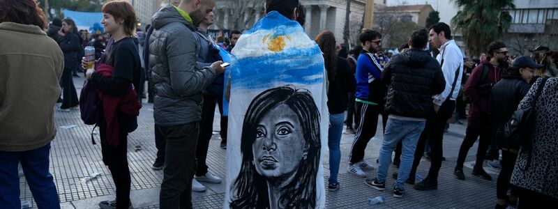 Anhänger der argentinischen Vizepräsidentin Fernandez de Kirchner versammeln sich auf der Plaza de Mayo. - Foto: Natacha Pisarenko/AP/dpa