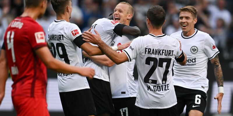 RB Leipzig um Xavi Simons (l) legte gegen Eintracht Frankfurt mit Hugo Larsson einen enttäuschenden Auftritt hin. - Foto: Arne Dedert/dpa