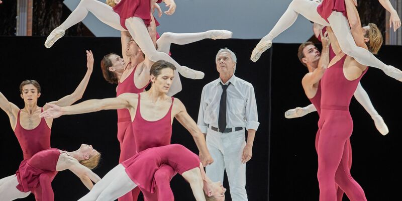 Das Hamburg Ballett zeigt «The World of John Neumeier» auf dem Rathausmarkt. - Foto: Georg Wendt/dpa