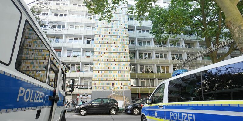 Das Eingangstor zum Dong Xuan Center. - Foto: Jörg Carstensen/dpa