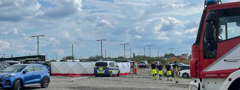 Mit Sichtschutzwänden ist der Unfallort abgeschirmt, an dem ein Kleinflugzeug auf einen Zirkus-Parkplatz abgestürzt ist. - Foto: Alex Forstreuter/Alex Forstreuter /dpa