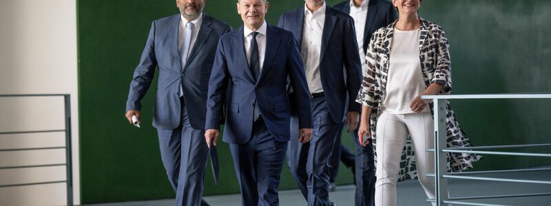 Bundeskanzler Olaf Scholz und sein Kabinett werben für das neue Entlastungspaket. - Foto: Michael Kappeler/dpa