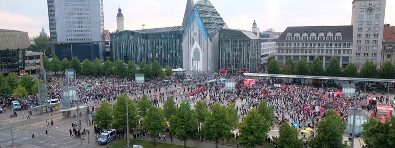 Teilnehmer verschiedener Demonstration versammeln sich auf dem Augustusplatz. - Foto: Sebastian Willnow/dpa