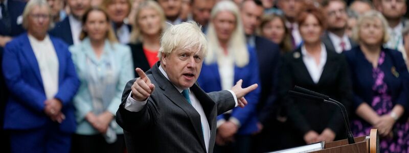 Abschied: Der scheidende britische Premierminister Boris Johnson spricht vor dem Regierungssitz in der Downing Street, bevor er nach Schottland zu Queen Elizabeth II. fährt. - Foto: Alberto Pezzali/AP/dpa