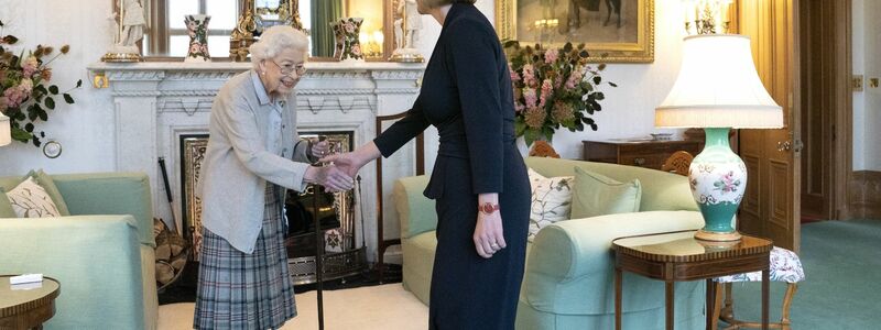 Queen Elizabeth II. empfängt Liz Truss auf Schloss Balmoral - und ernennt die Vorsitzende der Konservativen Partei zur neuen Premierministerin von Großbritannien. - Foto: Jane Barlow/PA Wire/dpa