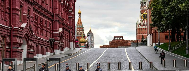 Russische ballistische RS-24 Yars-Raketen sind während der Militärparade auf dem Roten Platz zu sehen. - Foto: Alexander Zemlianichenko/AP/dpa