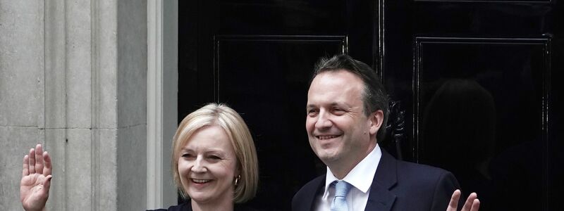 Liz Truss und ihr Ehemann Hugh O'Leary beziehen den Amtssitz der Premieministerin, die 10 Downing Street. - Foto: Aaron Chown/PA Wire/dpa
