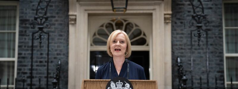 Liz Truss gibt vor der 10 Downing Street eine Erklärung ab. Sie tritt nach nur sechs Wochen im Amt zurück. - Foto: Stefan Rousseau/PA Wire/dpa