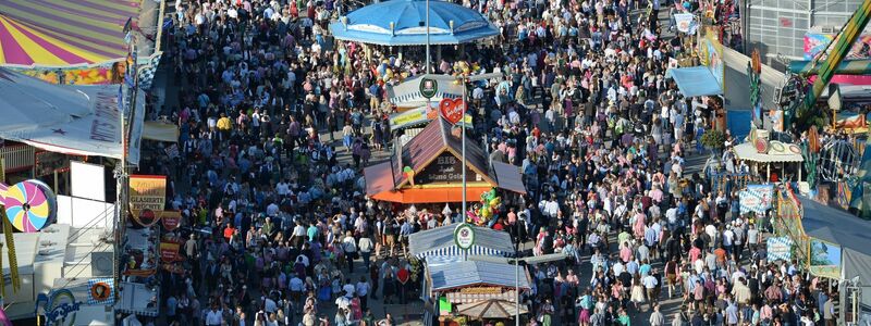 Die Wiesnmaß knackt in diesem Jahr die 15-Euro-Marke. (Archivbild) - Foto: picture alliance / dpa